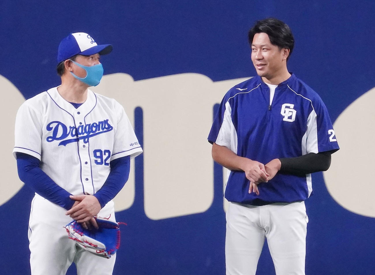 話をする与田剛監督（左）と大野雄大（右）（撮影・森本幸一）
