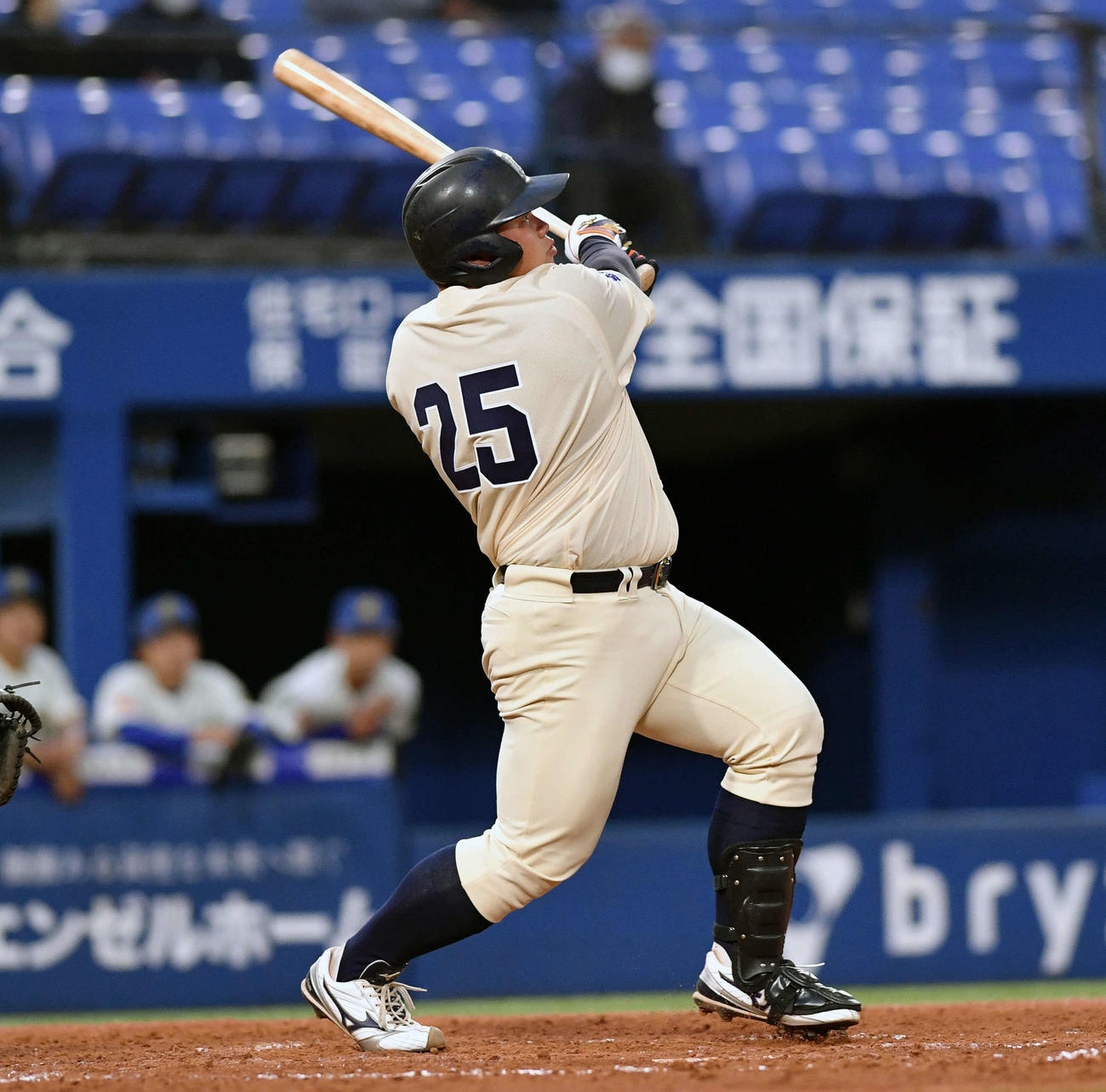 中央学院大対桐蔭横浜大　2回裏桐蔭横浜大無死、渡部は同点の左越えソロ本塁打を放つ（撮影・滝沢徹郎）