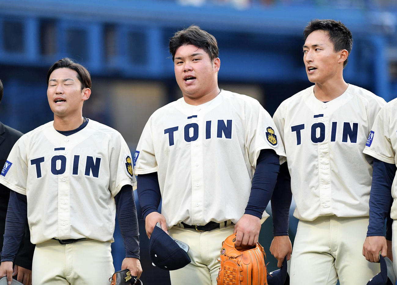 中央学院大対桐蔭横浜大　試合前にあいさつする桐蔭横浜大・渡部（中央）（撮影・滝沢徹郎）