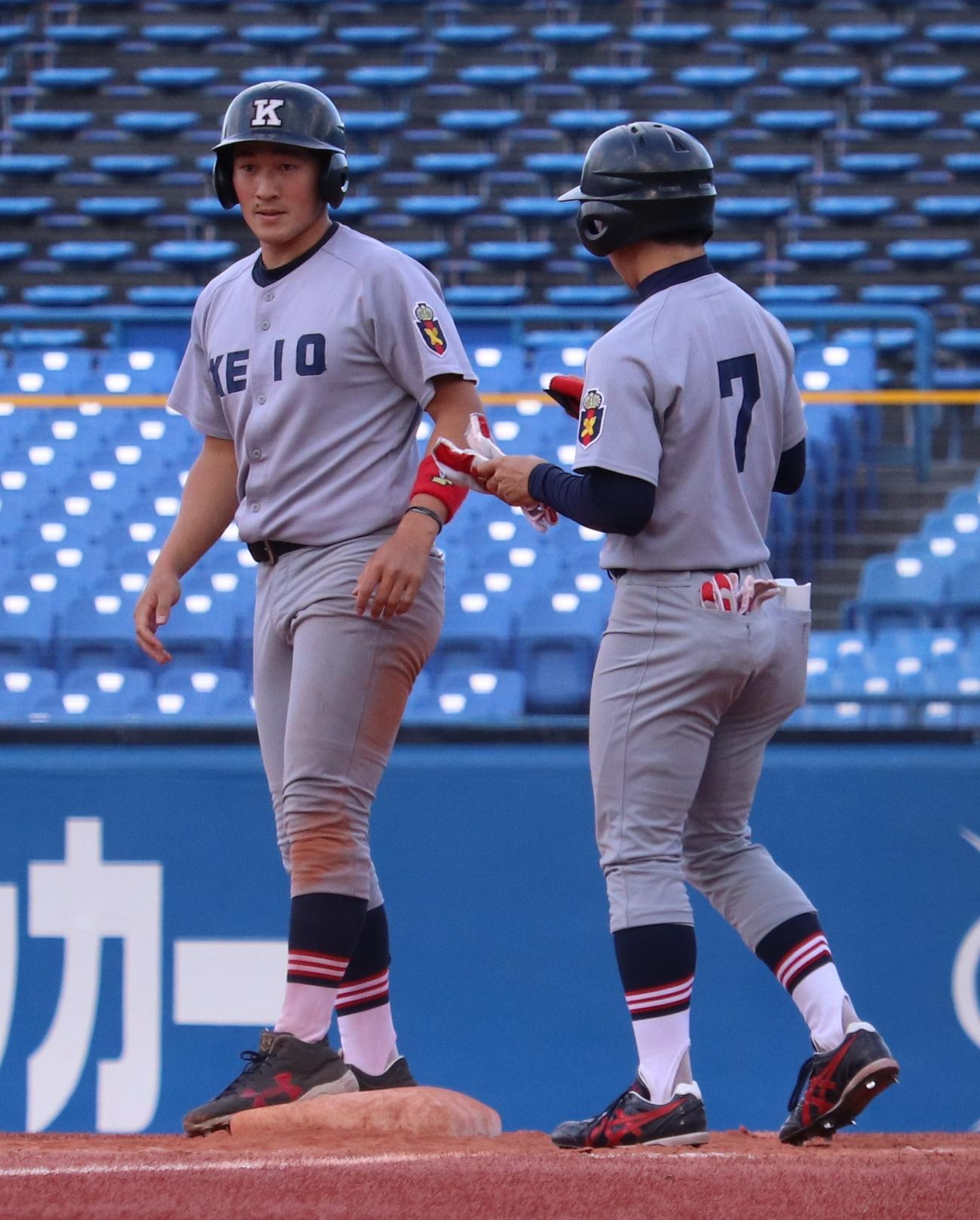 立大対慶大　慶大7回無死満塁、勝ち越しの右前適時打を放った文元（左）（撮影・古川真弥）