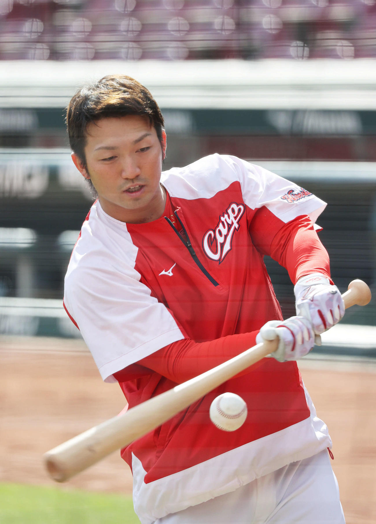 バットを短く持ち打撃練習する鈴木誠（撮影・加藤孝規）