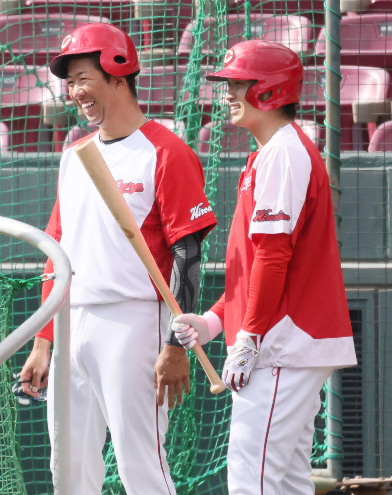 打撃練習中に笑顔をみせる白浜（左）と鈴木誠（撮影・加藤孝規）