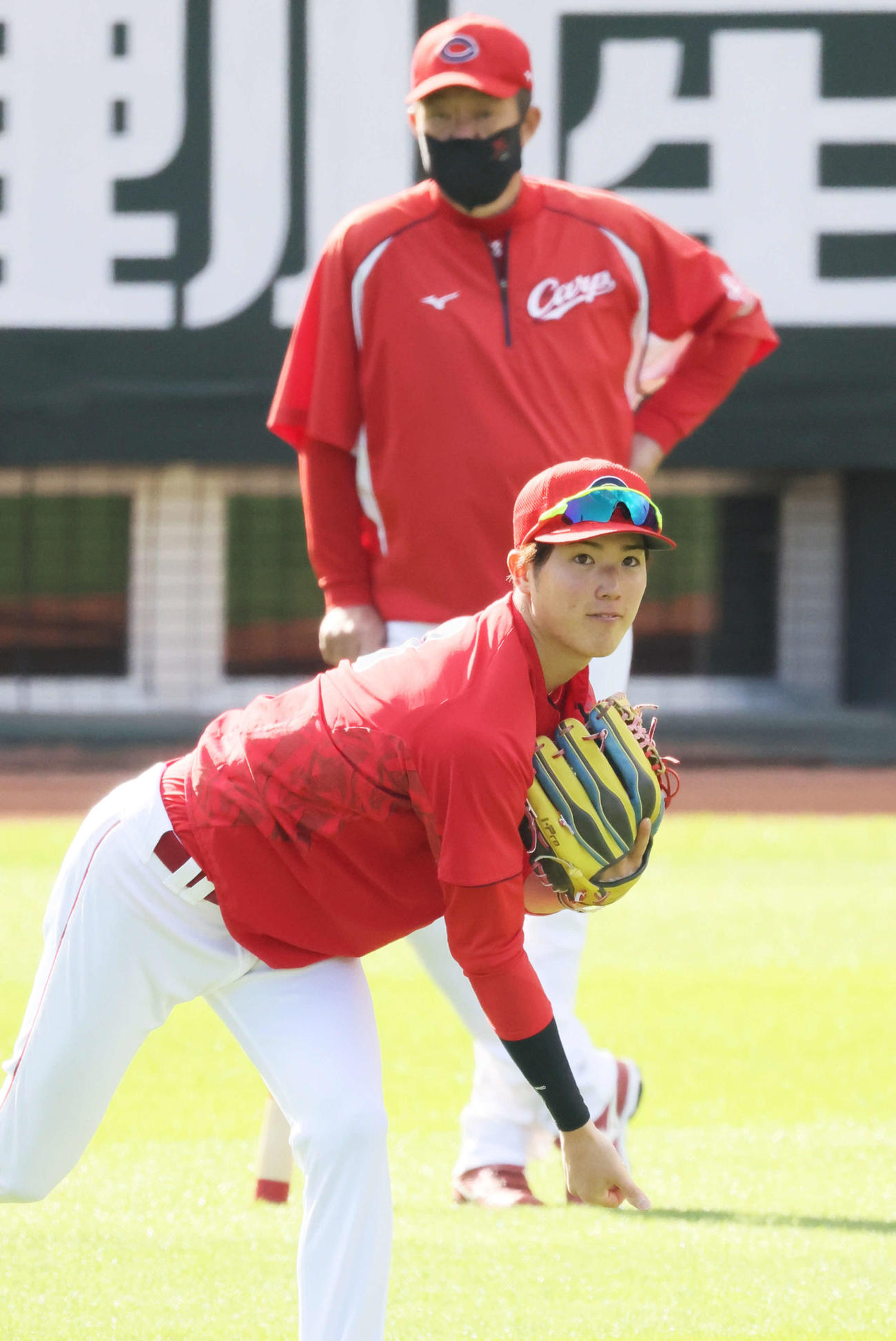 キャッチボールをする森下と見守る佐々岡監督（撮影・加藤孝規）