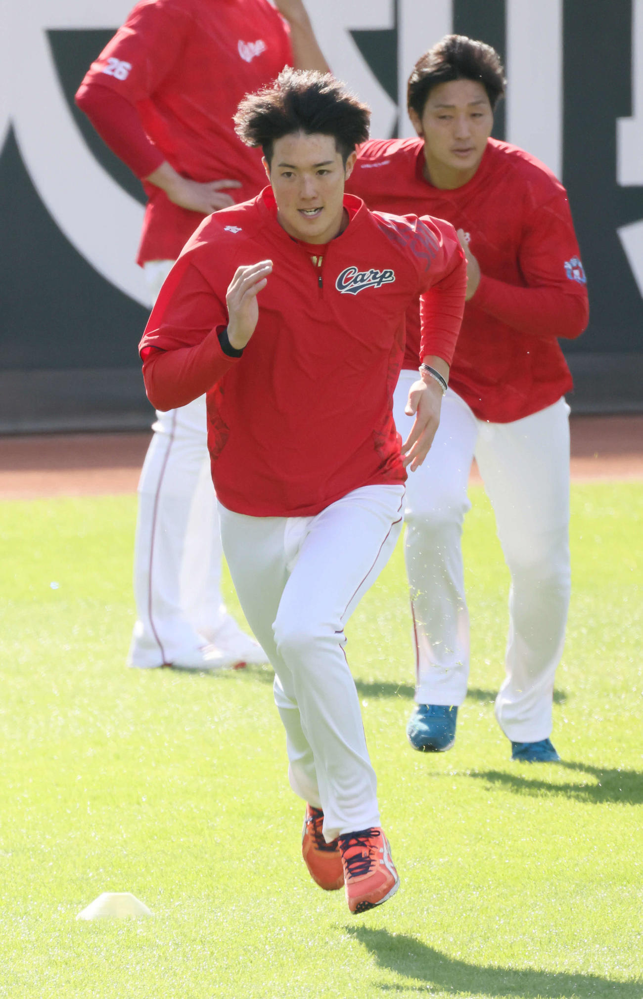 走り込む森下。後ろは床田（撮影・加藤孝規）