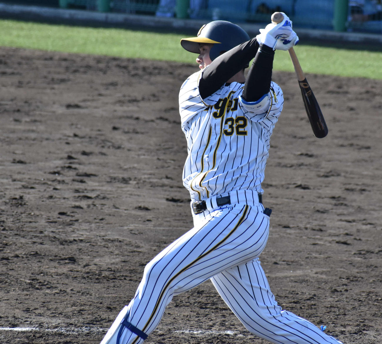 フェニックス・リーグの8回、中越え二塁打を放つ井上（撮影・只松憲）