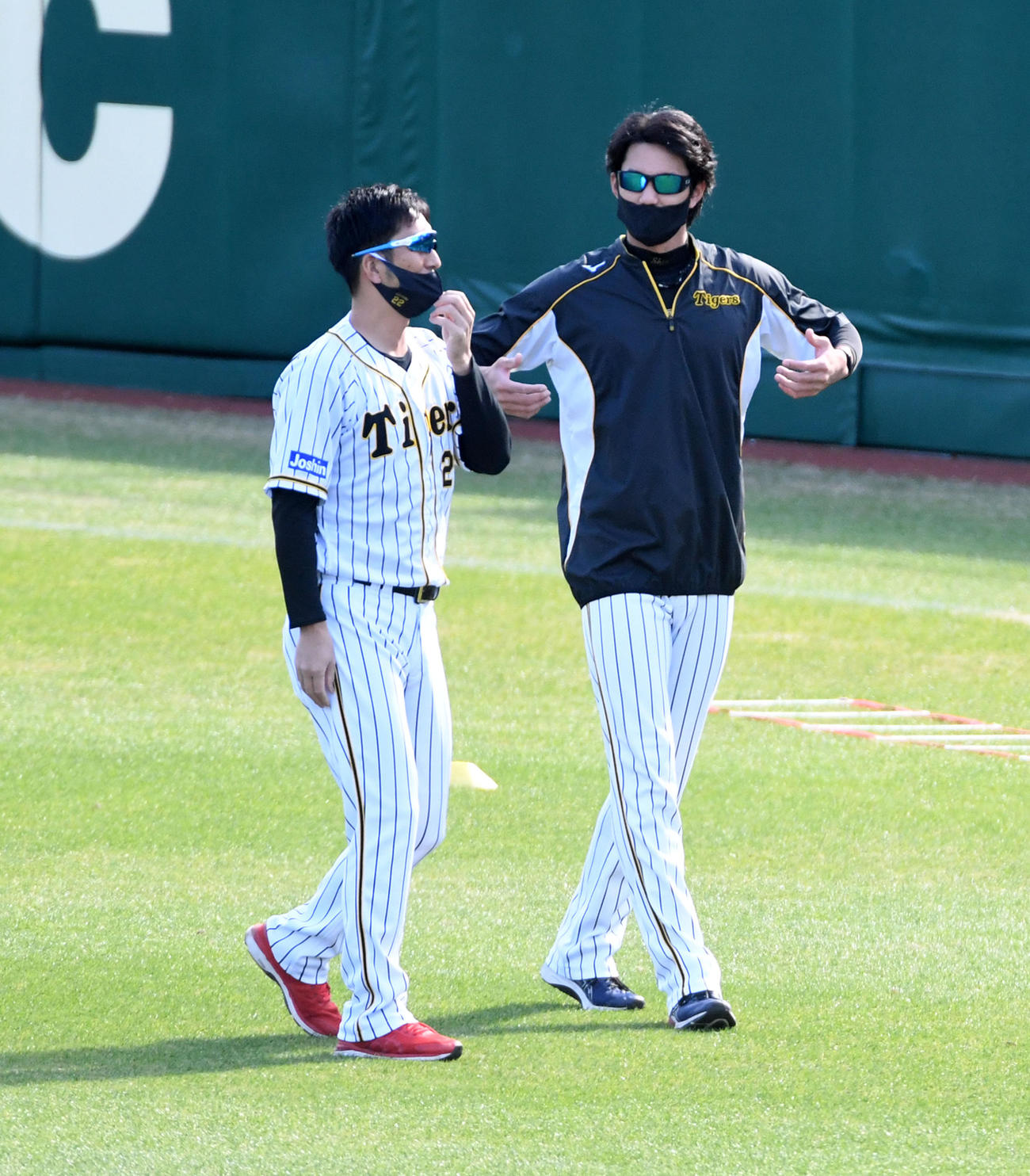 練習中、藤川（左）と話す藤浪（撮影・前岡正明）