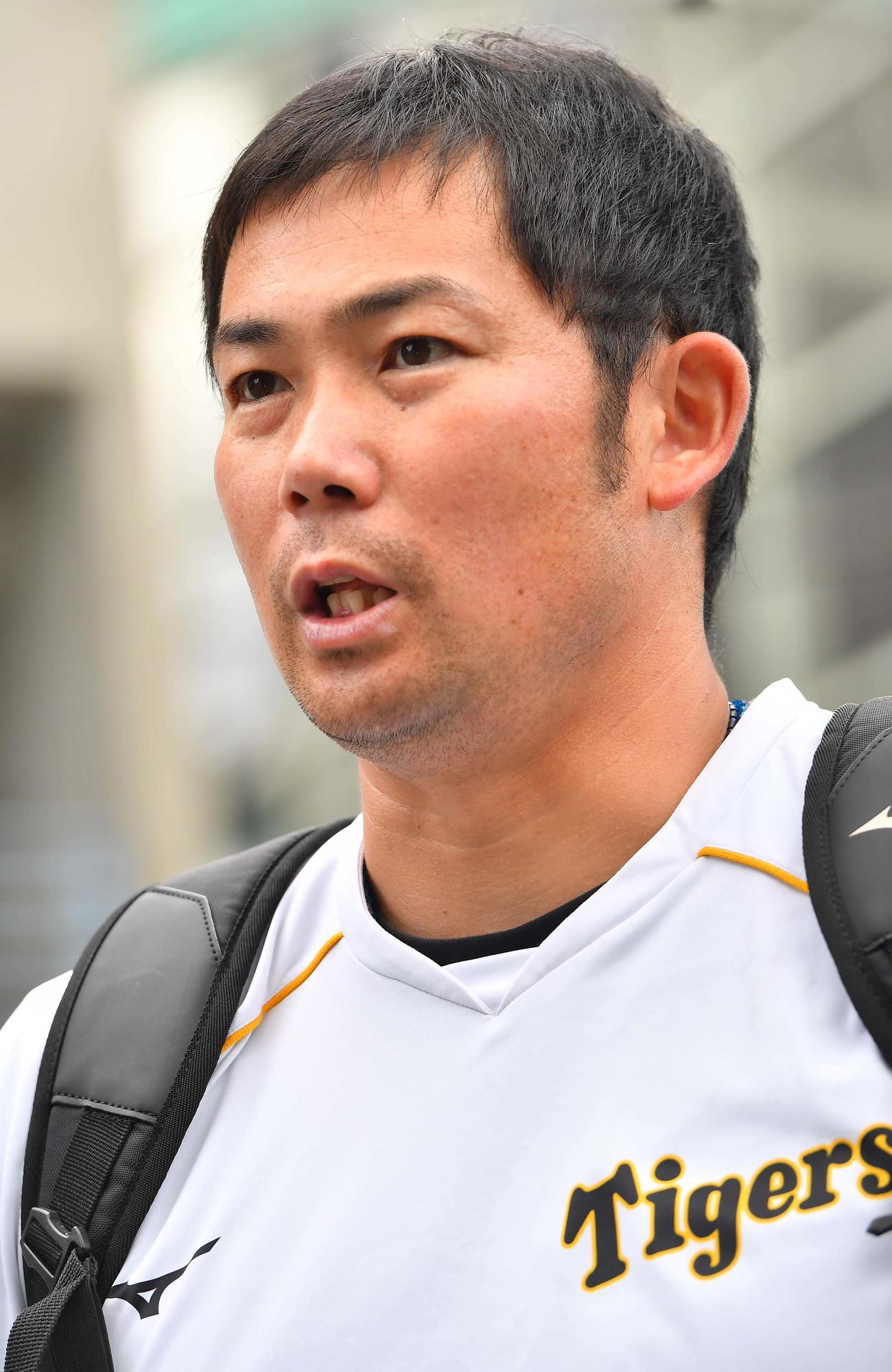 グラウンドでの練習を終え記者の質問に答える岩田