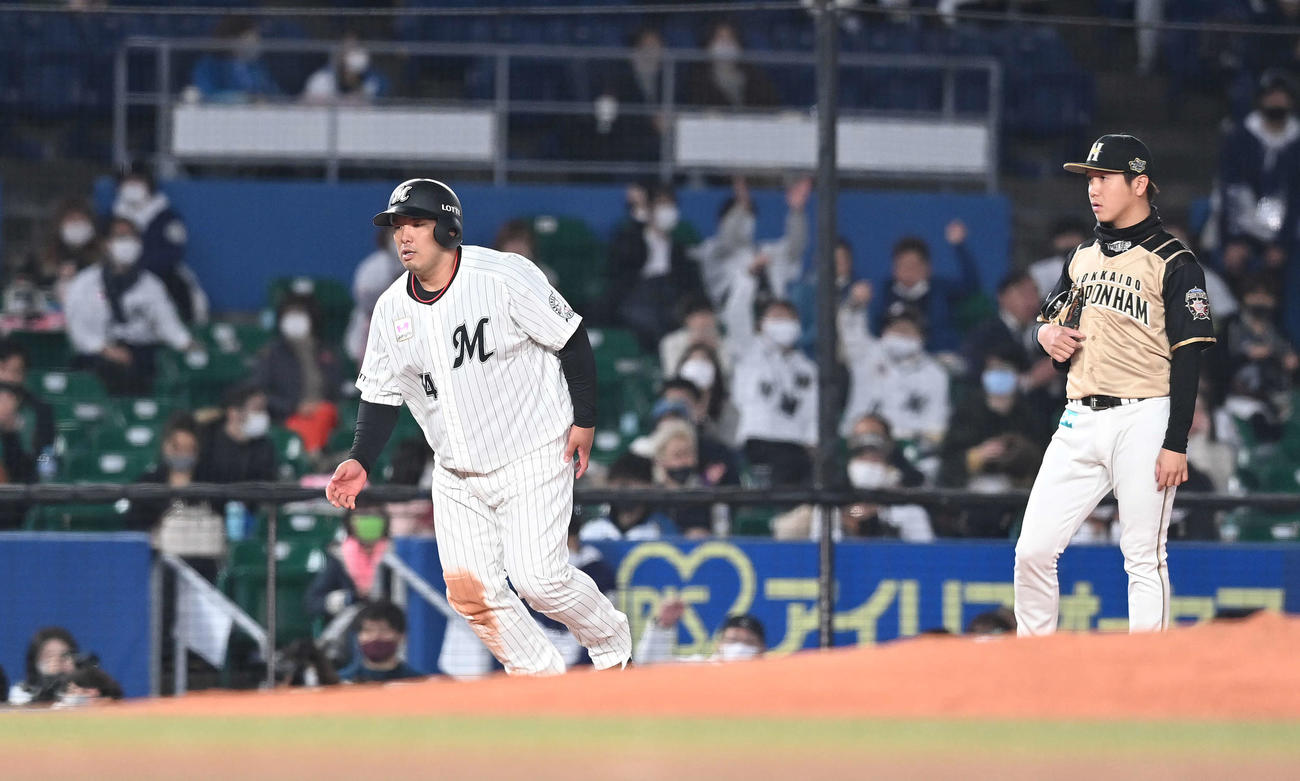 ロッテ対日本ハム　1回裏ロッテ2死一塁、リプレー検証で本塁打と判定され、三塁から本塁へ走る井上（撮影・鈴木みどり）