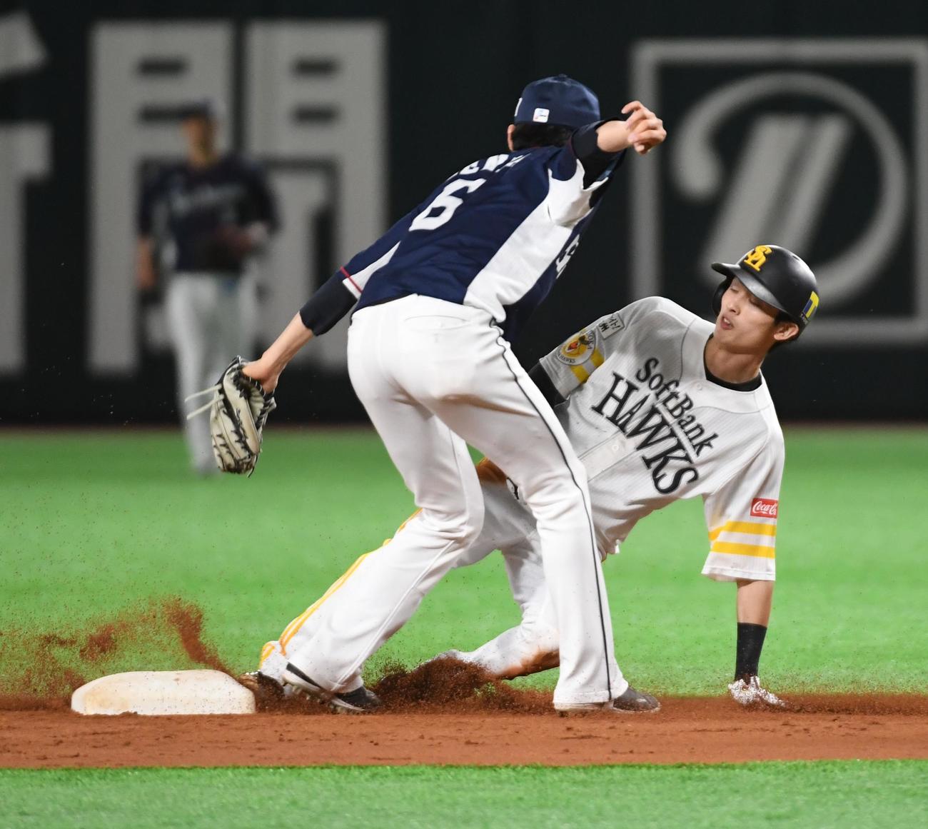 ソフトバンク対西武　3回裏ソフトバンク1死一塁、中村晃のとき、一塁走者の周東佑京は二塁盗塁を決め、50盗塁（撮影・今浪浩三）