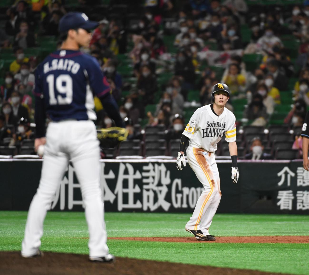 ソフトバンク対西武　3回裏ソフトバンク1死一塁、中村晃のとき、一塁走者の周東佑京は二塁盗塁を決め、50盗塁（撮影・今浪浩三）