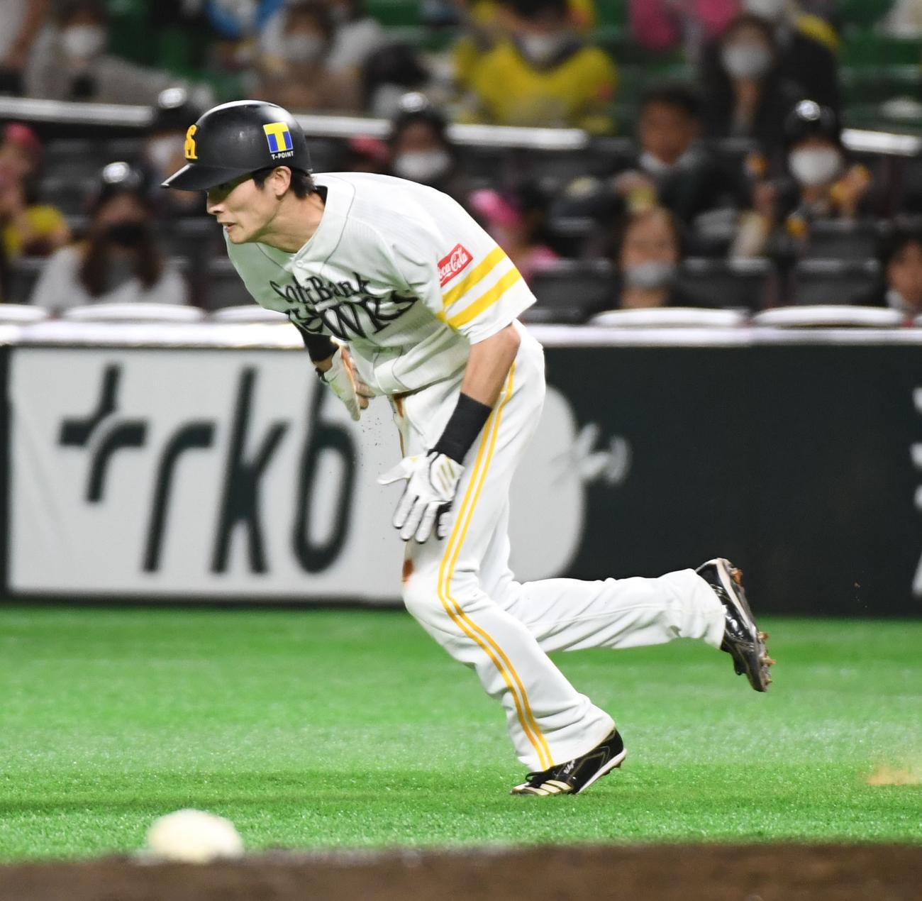ソフトバンク対西武　3回裏ソフトバンク1死一塁、中村晃のとき、一塁走者の周東佑京は二塁盗塁を決め、50盗塁（撮影・今浪浩三）