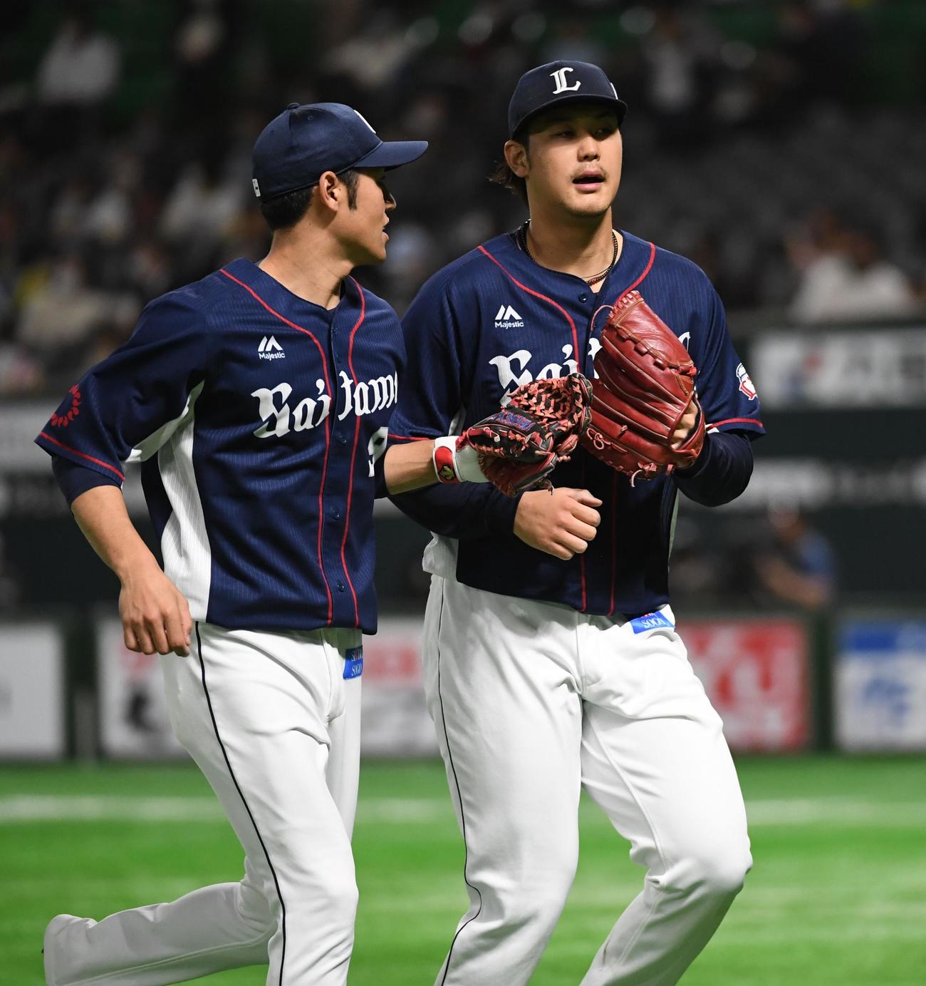 ソフトバンク対西武　2回裏を抑え木村文紀とグラブタッチする先発の高橋光成（右）（撮影・今浪浩三）