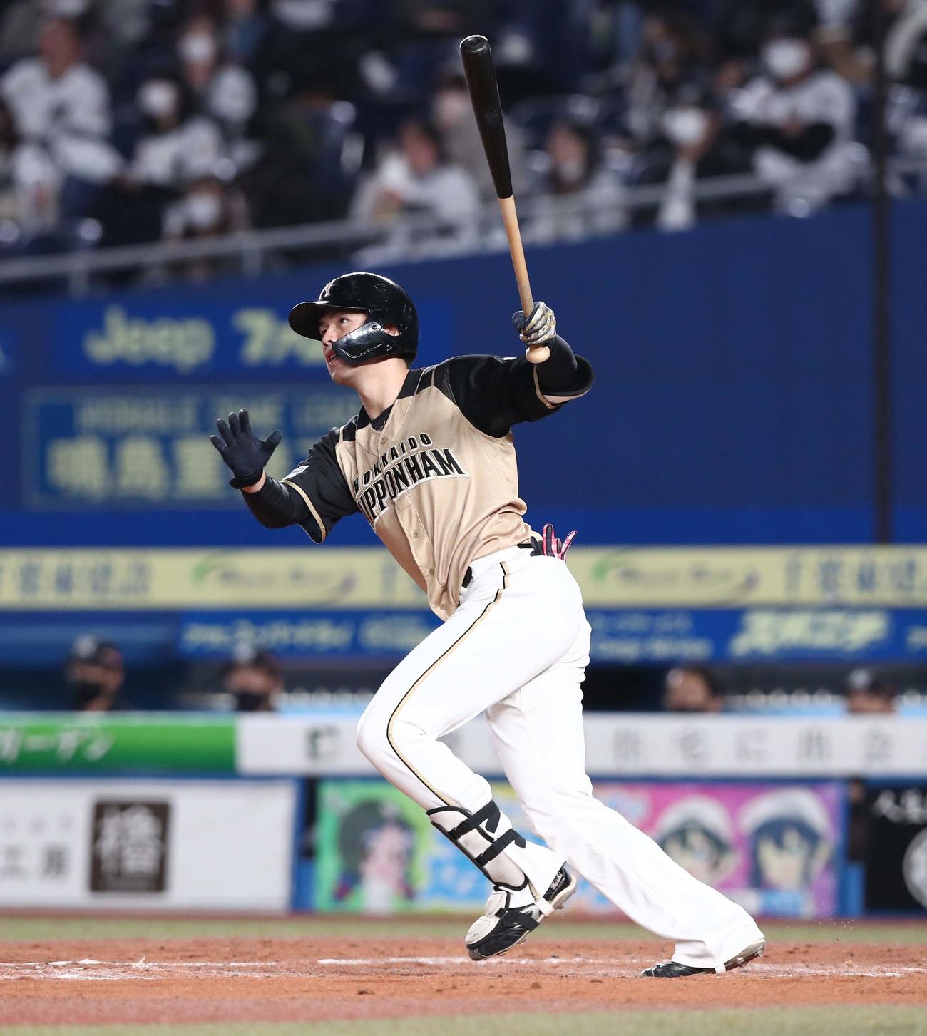 ロッテ対日本ハム　2回表日本ハム無死一塁、左越え2点本塁打を放つ清水（撮影・黒川智章）