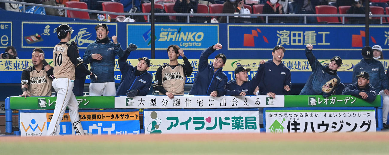 ロッテ対日本ハム　2回表日本ハム無死一塁、左越え2点本塁打を放った清水（左手前）を迎える中田（左）らナイン（撮影・鈴木みどり）