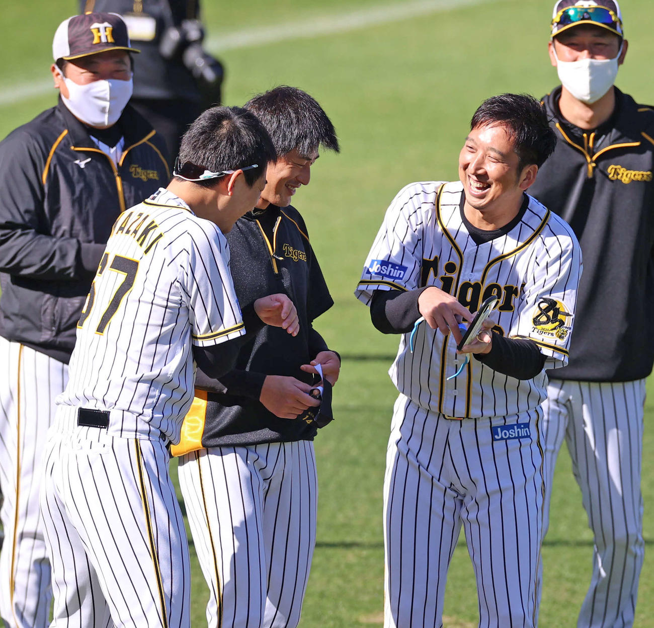 練習前、能見（中央）らと記念撮影を行い笑顔を見せる藤川（右）（撮影・清水貴仁）