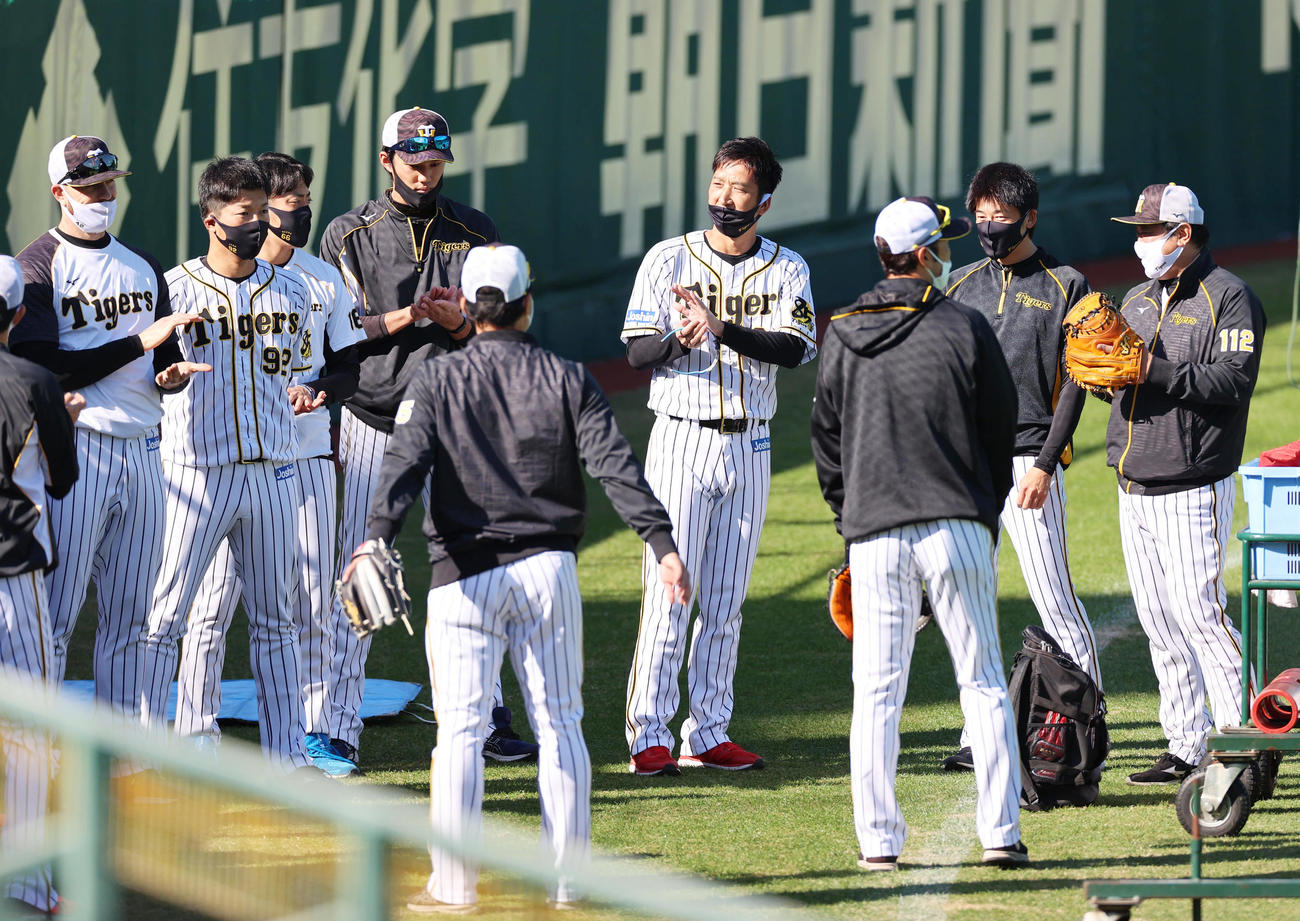 練習前の投手円陣で話を聞く藤川（中央）（撮影・清水貴仁）