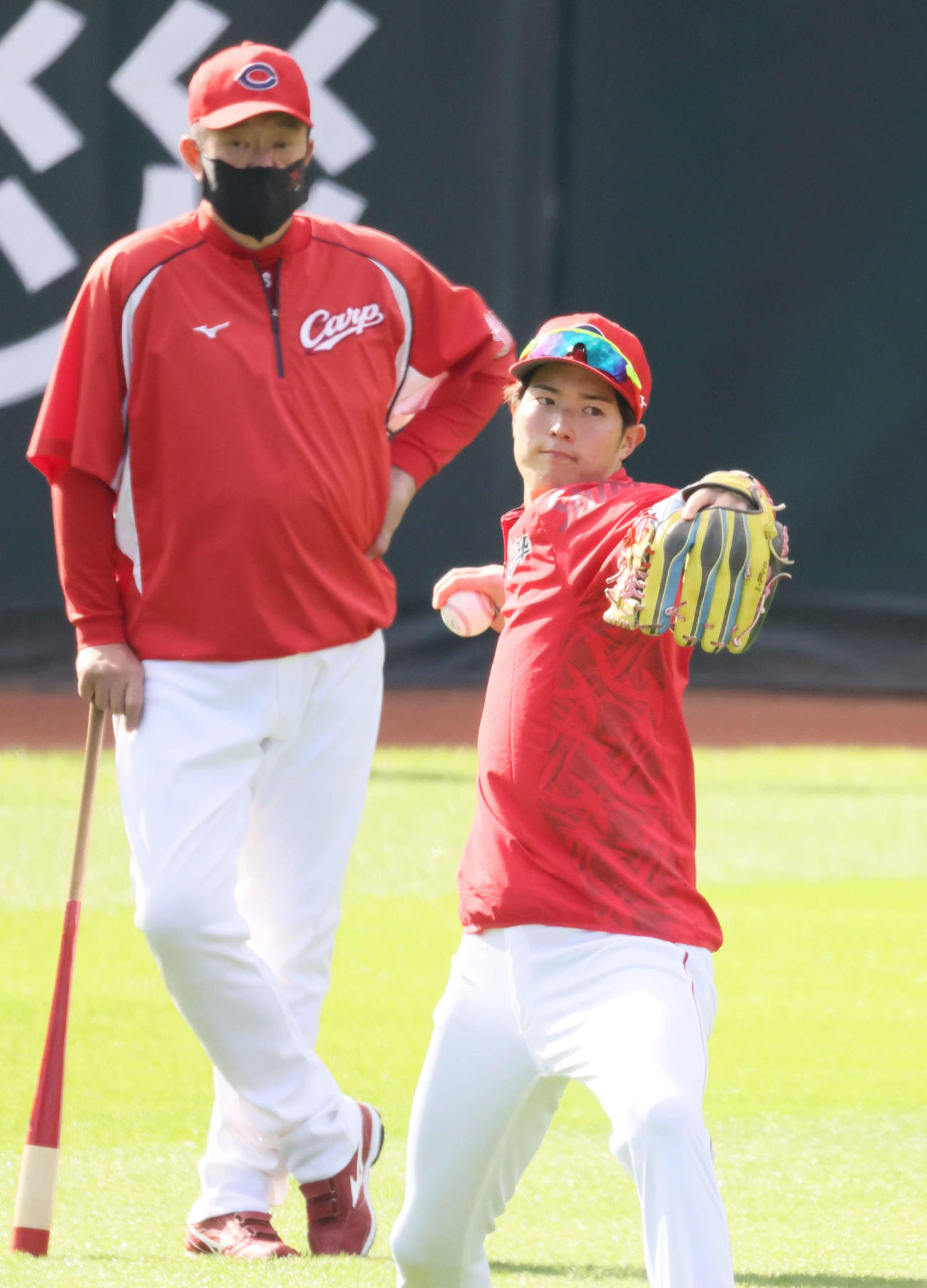 キャッチボールをする広島森下（手前）と見守る佐々岡監督（撮影・加藤孝規）