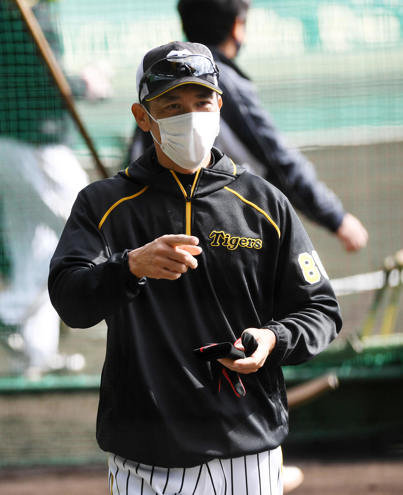 笑顔で練習を見守る矢野監督（撮影・前岡正明）