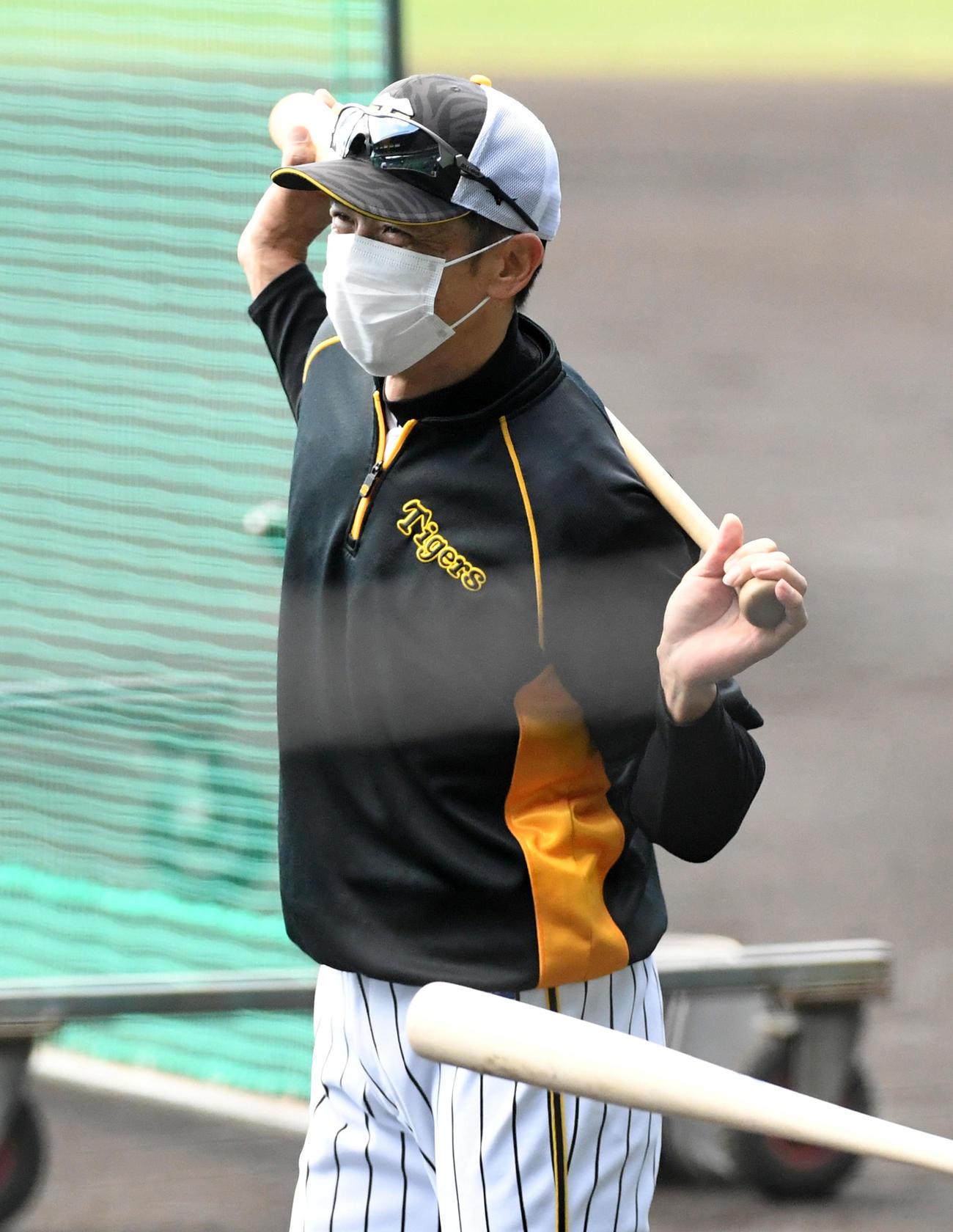 笑顔で練習を見守る矢野監督（撮影・前岡正明）