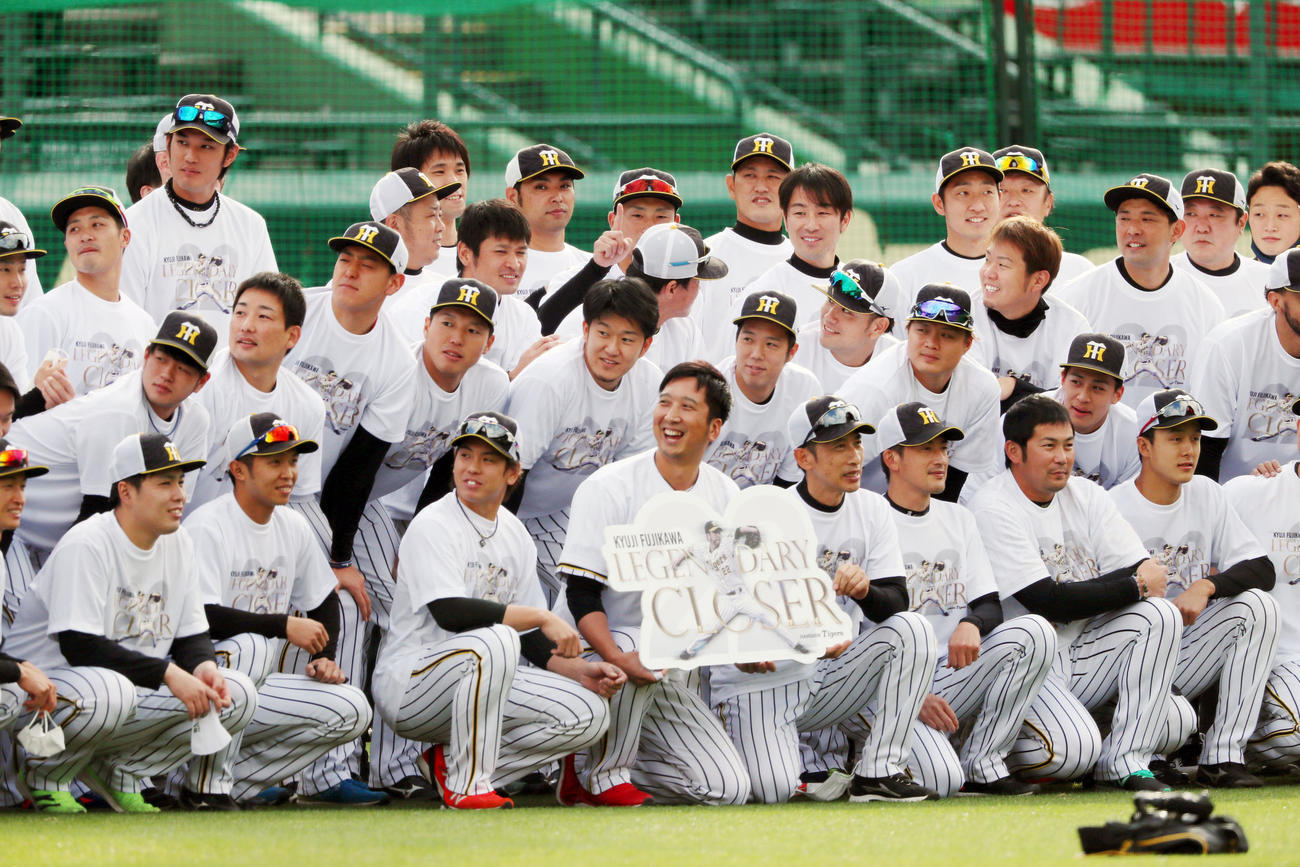 阪神対巨人　練習前、ナインと記念写真に納まる藤川球児（撮影・加藤哉）