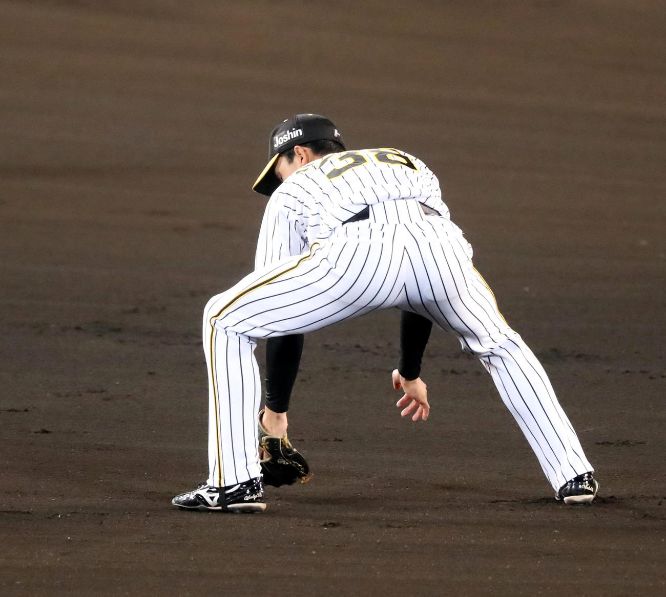 阪神対巨人　1回表巨人1死一、二塁、小幡竜平は岡本和真の打球をエラーし失点する（撮影・加藤哉）