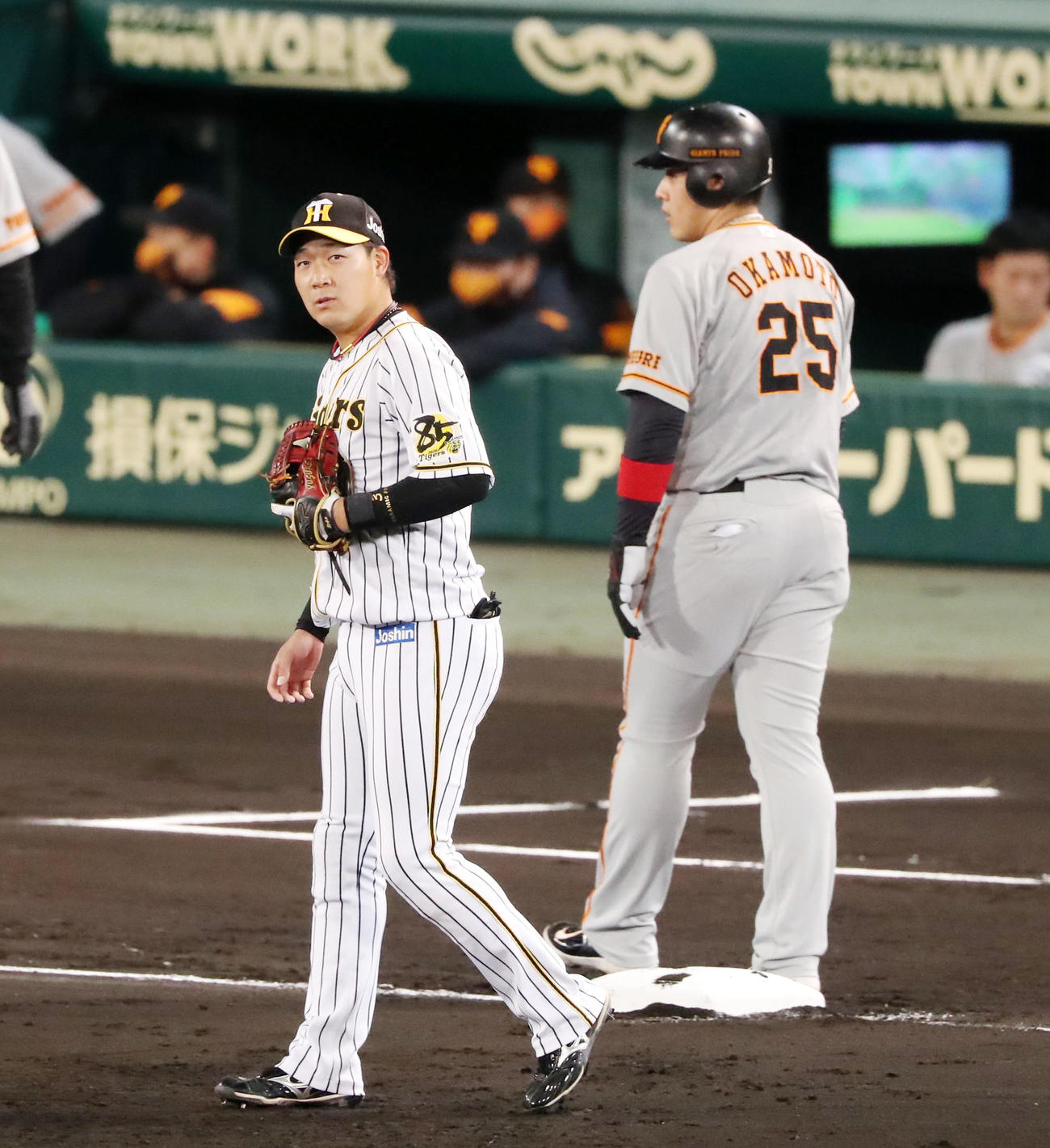 阪神対巨人　1回表巨人1死一、三塁、一走岡本和真（右）は丸佳浩の適時打二塁打で三塁へ進塁、左は大山悠輔（撮影・加藤哉）