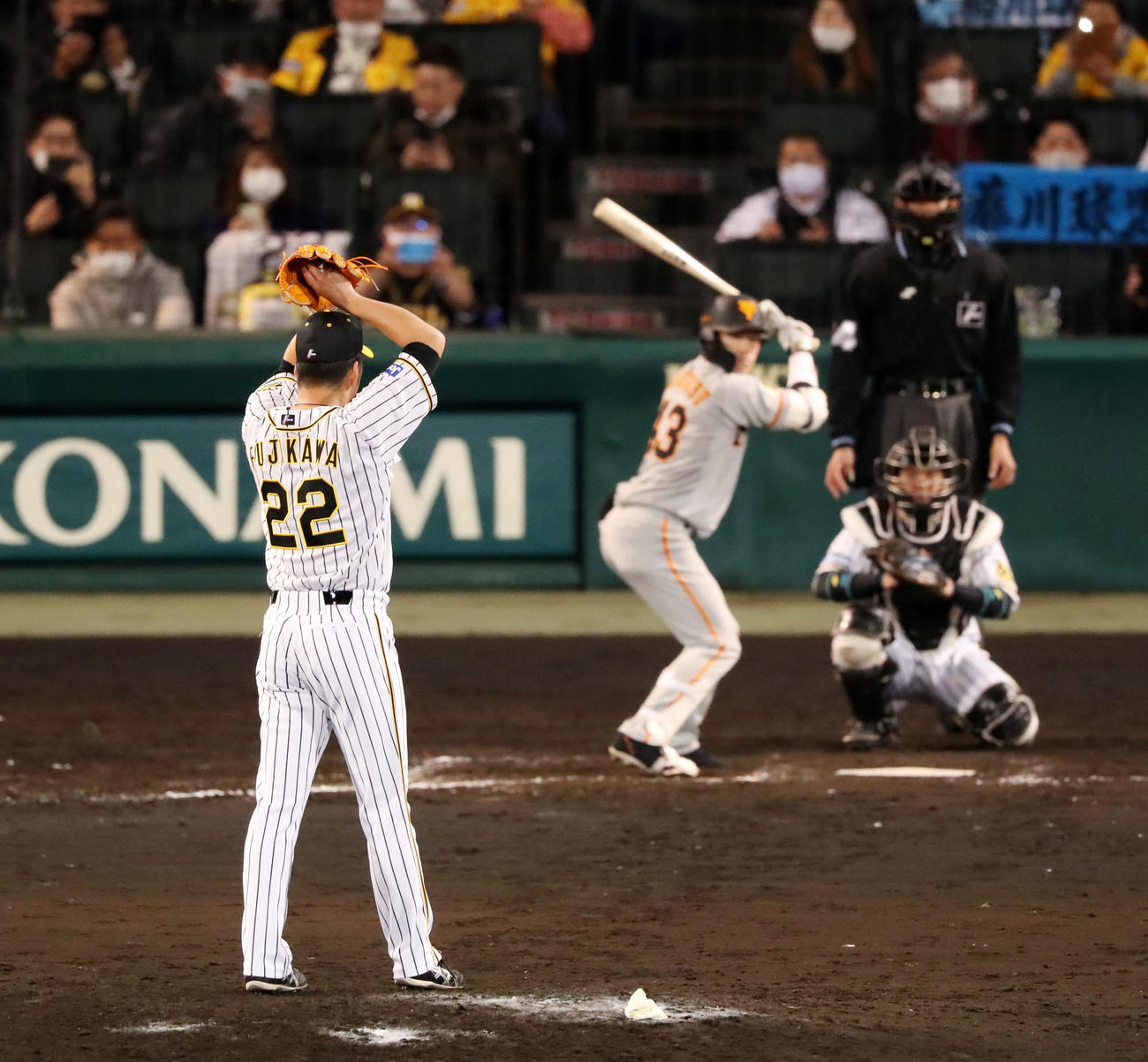 阪神対巨人　9回表巨人2死、藤川球児は振りかぶって重信慎之介へ初球を投げる（撮影・加藤哉）