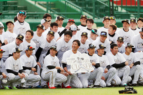 阪神対巨人　練習前、ナインと記念写真に納まる藤川球児（撮影・加藤哉）