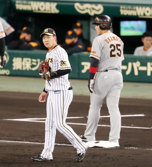 阪神対巨人　1回表巨人1死一、三塁、一走岡本和真（右）は丸佳浩の適時打二塁打で三塁へ進塁、左は大山悠輔（撮影・加藤哉）