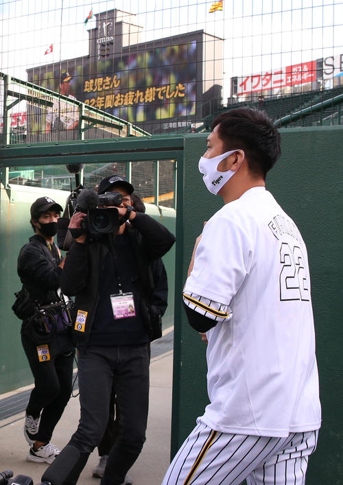 阪神対巨人24回戦　試合前の練習に向かう藤川球児（撮影・上山淳一）