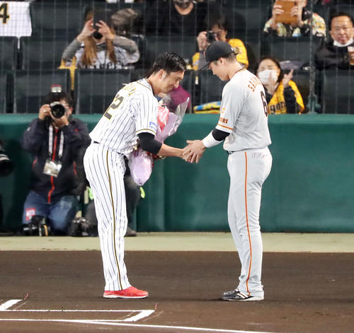 阪神対巨人　坂本勇人（右）から花束を受ける藤川球児（撮影・加藤哉）