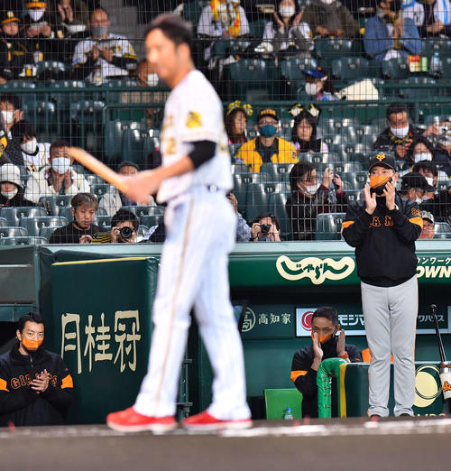 阪神対巨人　高知くろしお感動大賞の表彰を受ける藤川球児に拍手を送る原辰徳監督（撮影・上田博志）