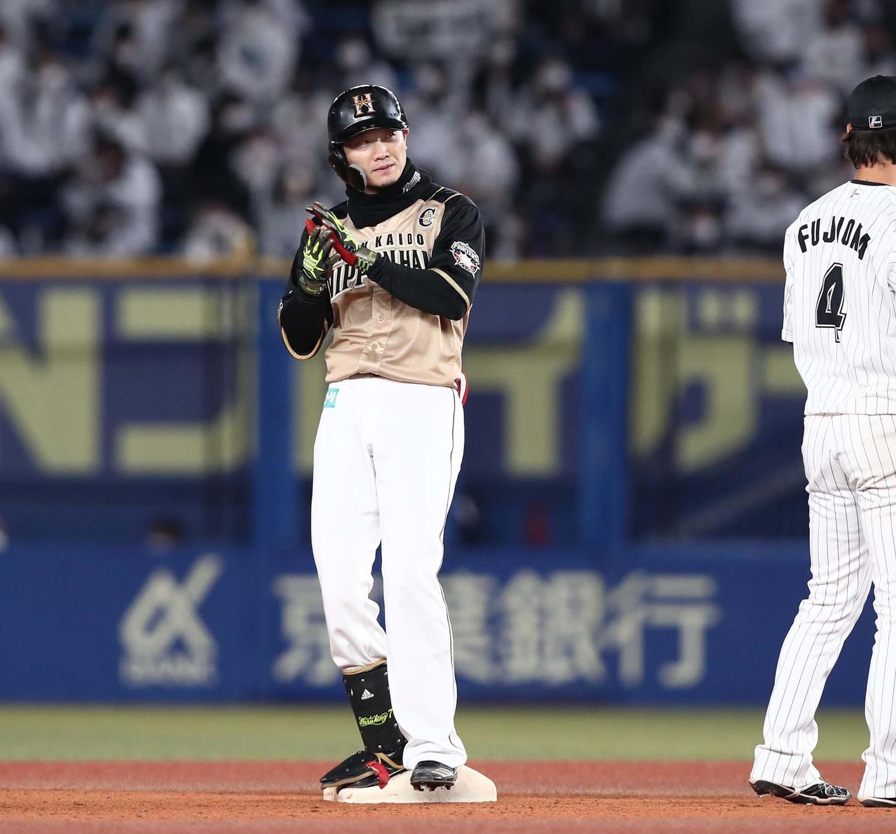 ロッテ対日本ハム　6回表日本ハム2死三塁、右翼線に適時二塁打を放ち手をたたく西川（撮影・黒川智章）