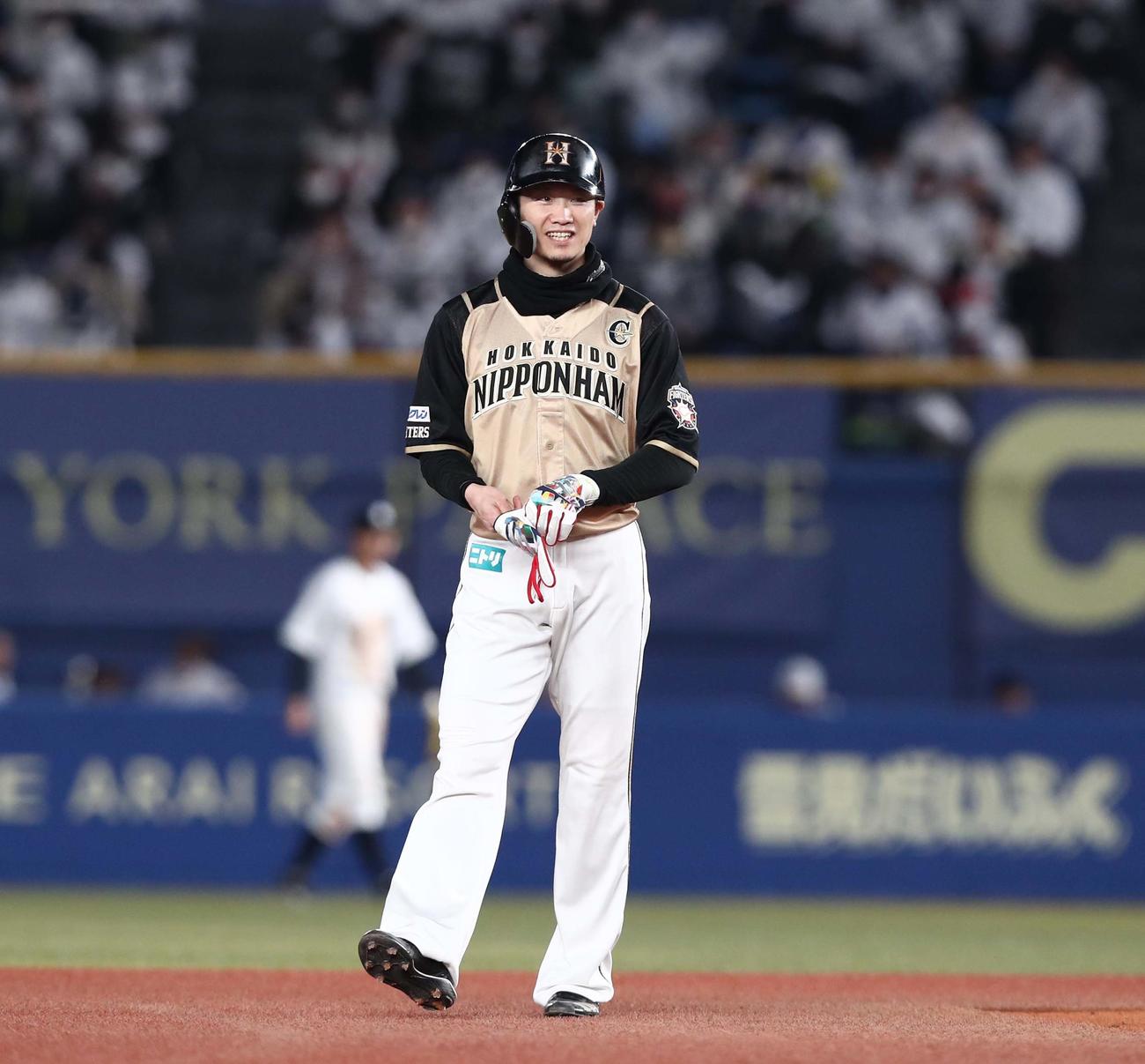 ロッテ対日本ハム　6回表日本ハム2死三塁、右翼線に適時二塁打を放ち笑顔の西川（撮影・黒川智章）