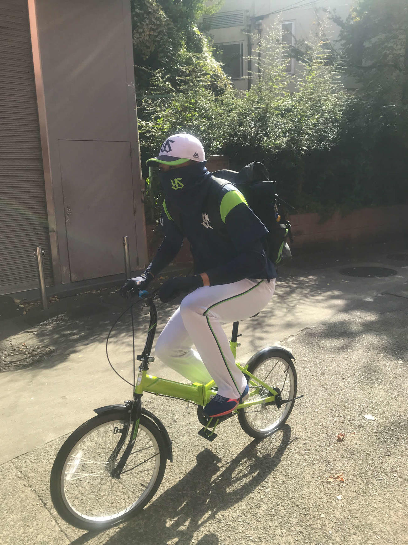 自転車で投手練習に向かうも、この後パンクしていたことが判明したヤクルト奥川