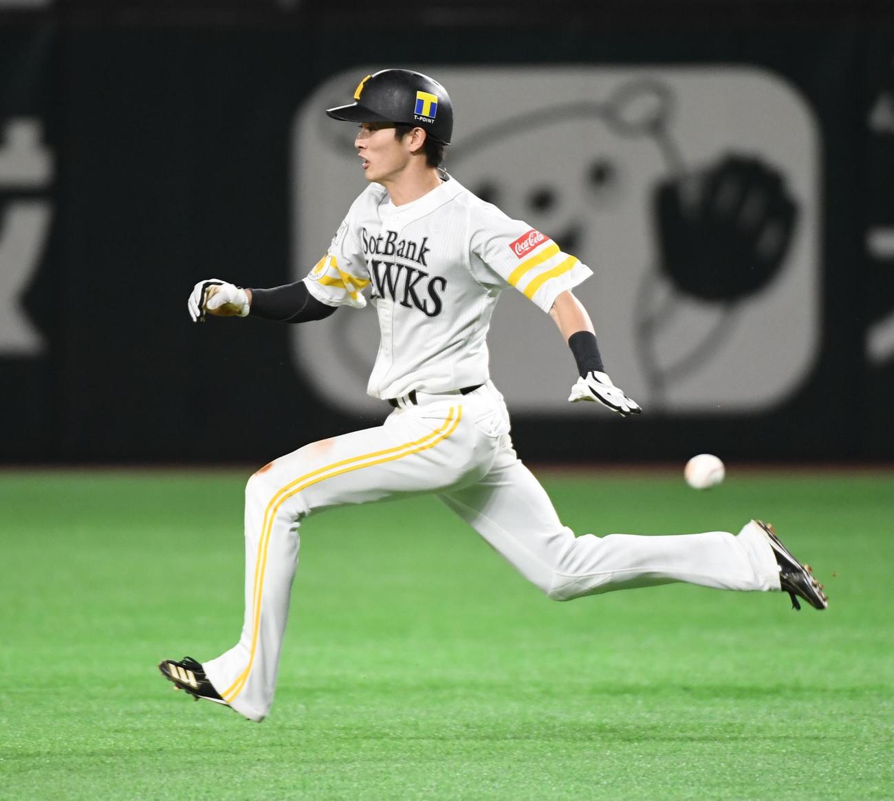 ソフトバンク対西武　3回裏ソフトバンク1死一塁、中村晃のとき、一塁走者の周東佑京は二塁盗塁を決め、50盗塁（撮影・今浪浩三）