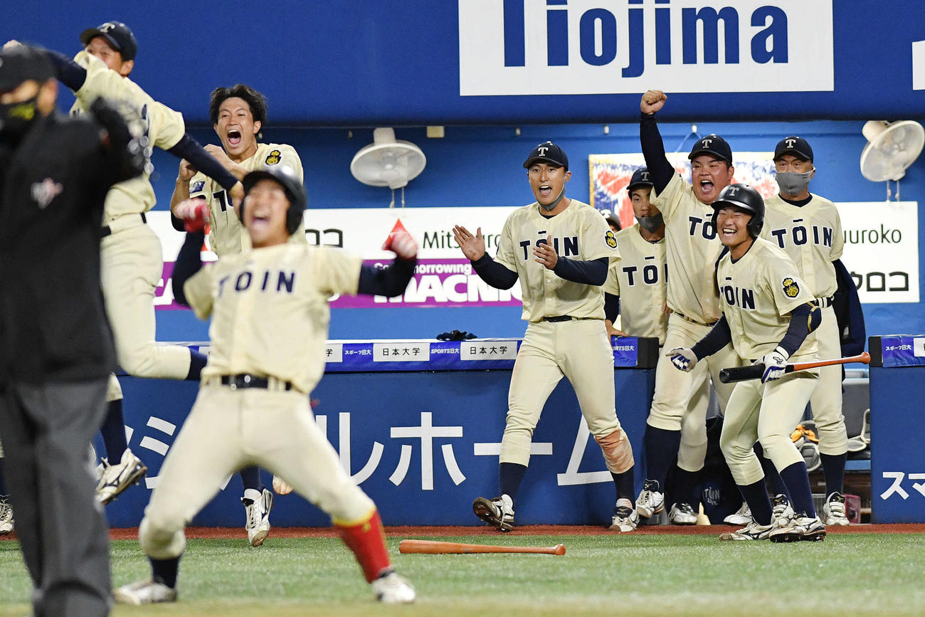 中央学院大対桐蔭横浜大　9回裏、桐蔭横浜大1死一、二塁、サヨナラ適時失策にガッツポーズで喜ぶ渡部（右から3人目）らナイン（撮影・滝沢徹郎）