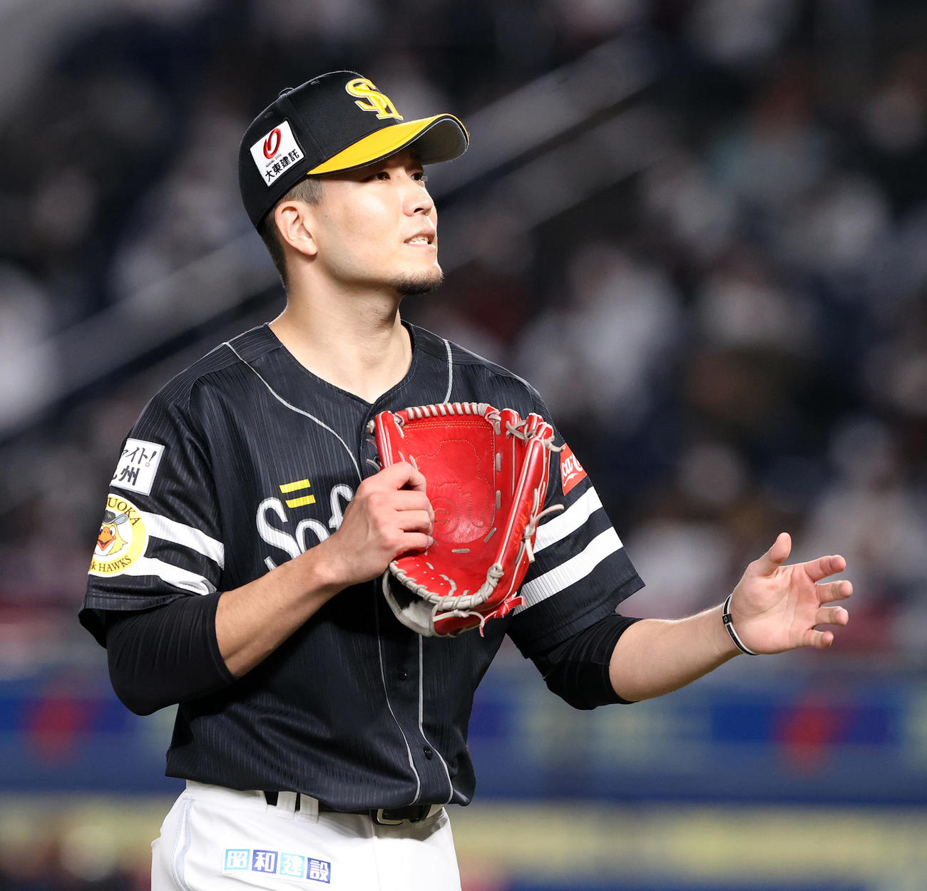ロッテ対ソフトバンク　8回裏ロッテの攻撃を無失点に抑え笑顔で引き揚げるソフトバンク千賀（撮影・垰建太）