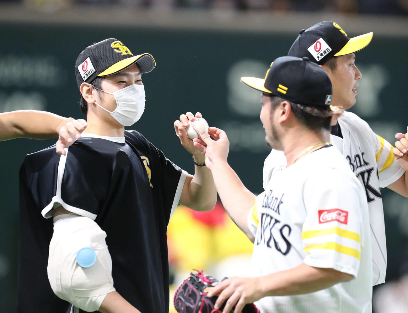 ソフトバンク対西武　勝利投手となった石川（左）は森からウイニングボールを渡され笑顔を見せる（撮影・梅根麻紀）