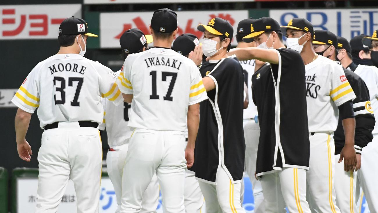 ソフトバンク対西武　11勝目を挙げた石川柊太はナインを出迎える（撮影・今浪浩三）