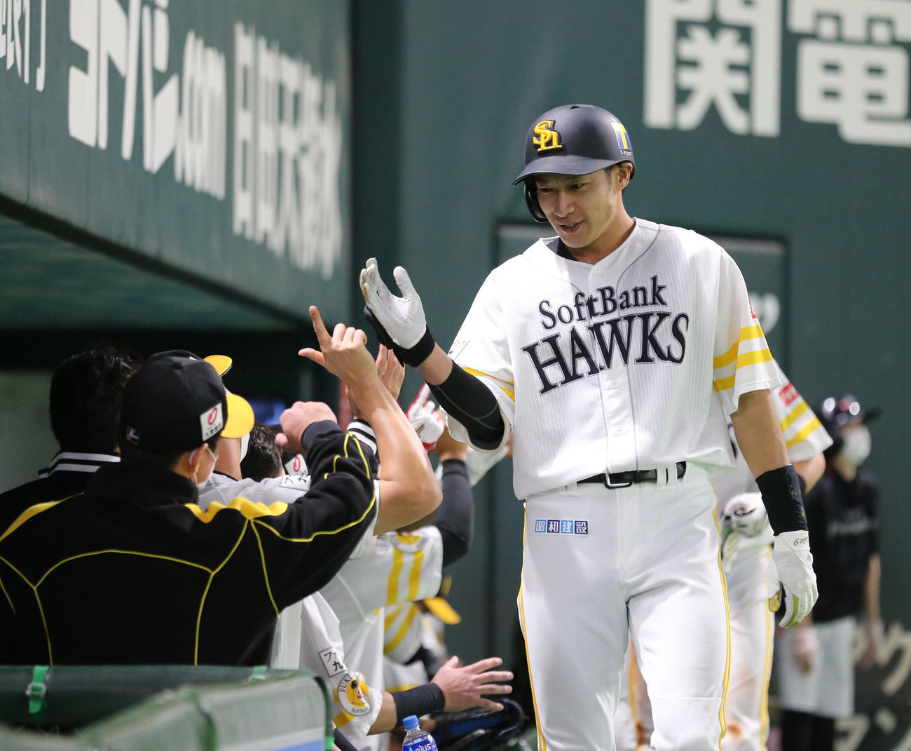 ソフトバンク対西武　3回裏ソフトバンク2死三塁、柳田は左越えに勝ち越し本塁打を放ちベンチのナインとハイタッチ（撮影・梅根麻紀）