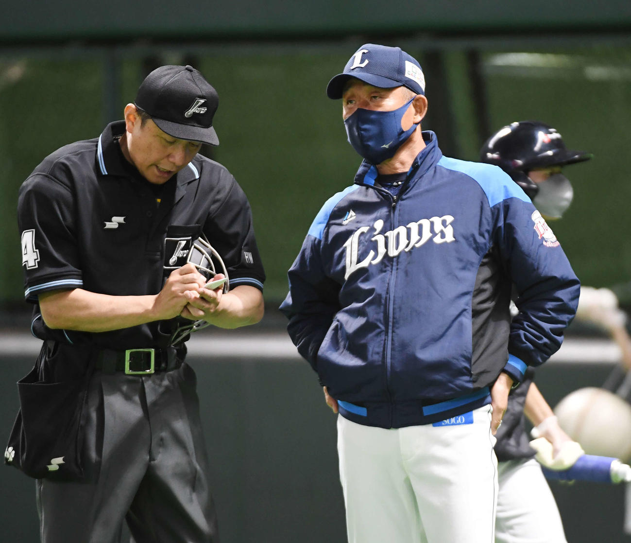 ソフトバンク対西武　7回裏、選手交代を告げる西武辻監督（撮影・今浪浩三）