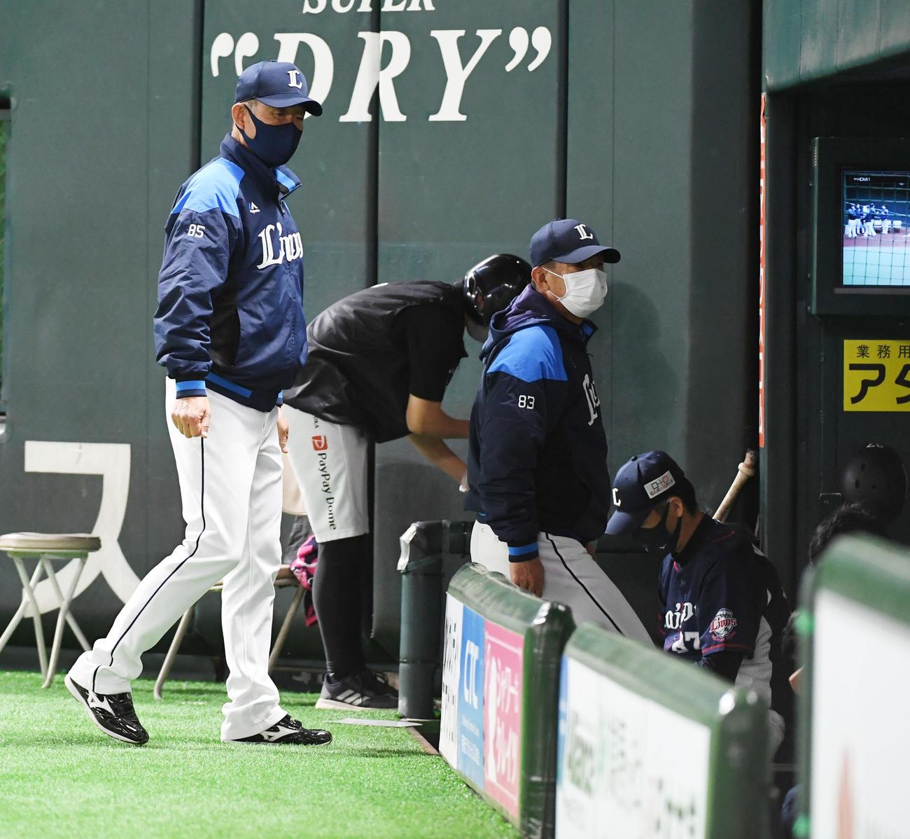 ソフトバンク対西武　7回裏、選手交代を告げる辻発彦監督（撮影・今浪浩三）