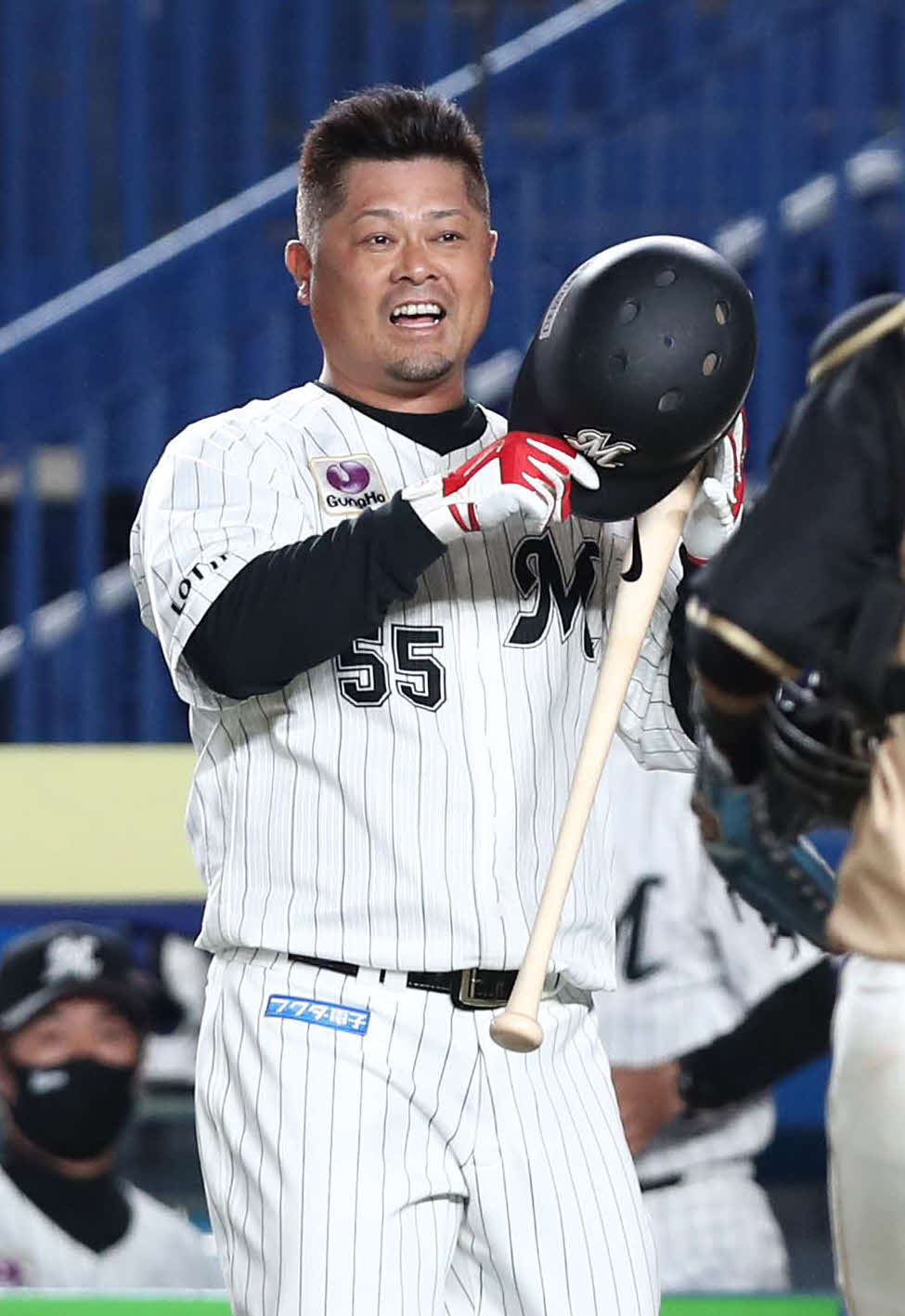 ロッテ対日本ハム　8回裏、代打で登場の細川は三振に終わるも笑顔であいさつする（撮影・黒川智章）