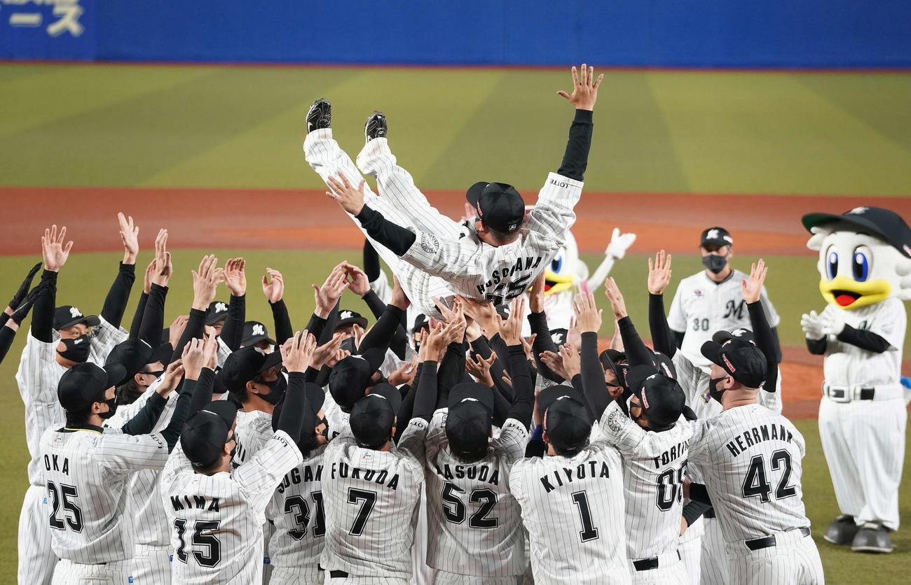 ロッテ対日本ハム　引退するロッテ細川はナインから胴上げされる（撮影・鈴木みどり）
