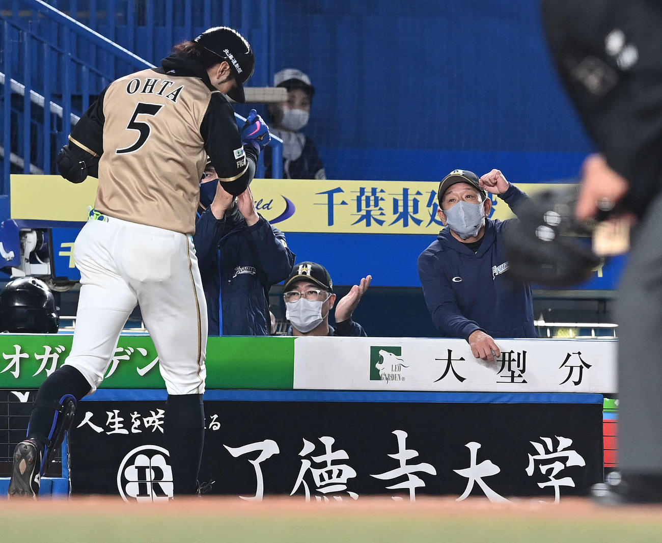ロッテ対日本ハム　9回表日本ハム2死一塁、右越え2点本塁打を放った大田（左）を迎える栗山監督（右）（撮影・鈴木みどり）