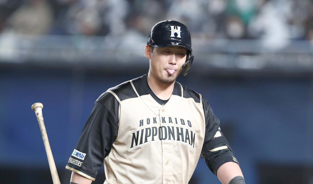 ロッテ対日本ハム　9回表日本ハム1死一塁、中飛に終わる中田（撮影・黒川智章）