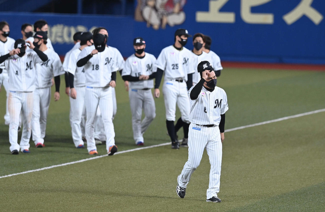 ロッテ対日本ハム　ZOZOマリンスタジアムでの今季最終戦を終え、声援に応えるロッテ井口監督（右手前）（撮影・鈴木みどり）