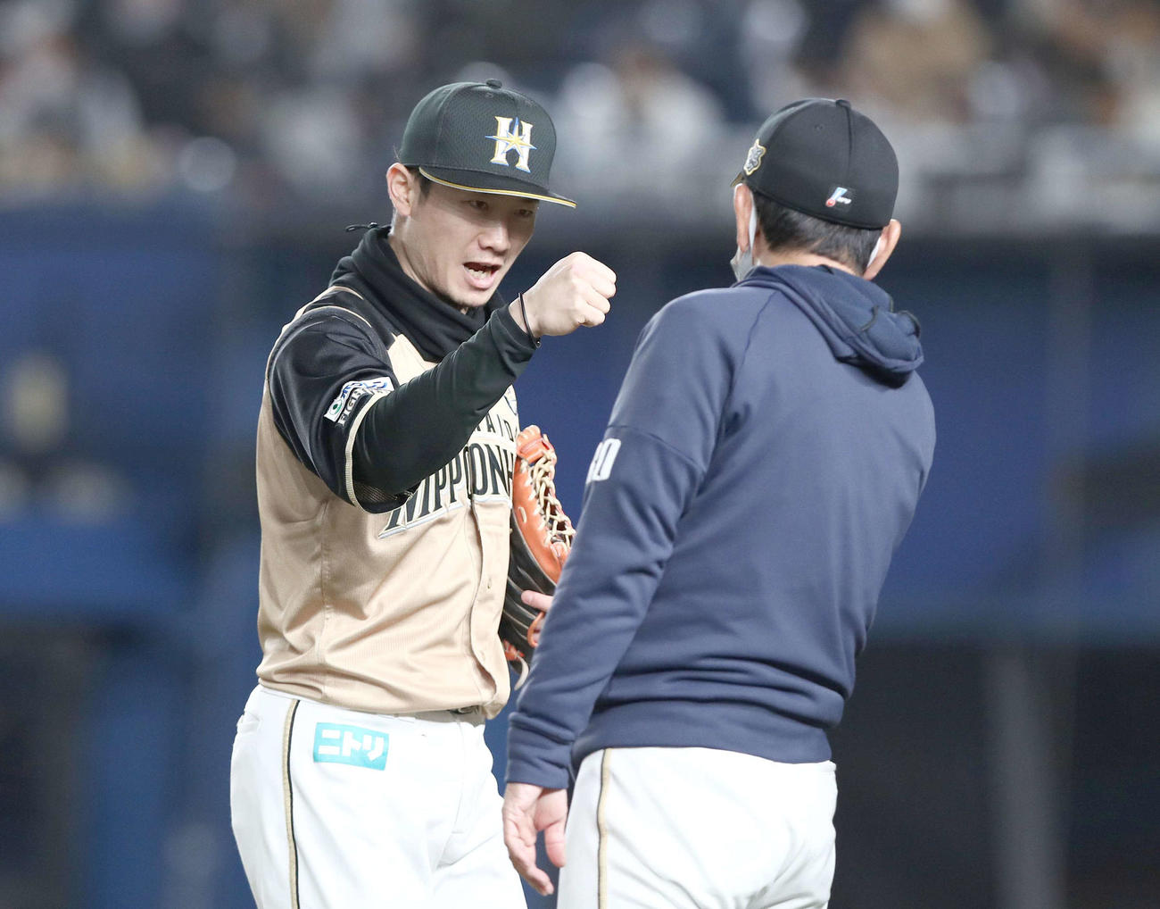 ロッテ対日本ハム　試合後、栗山監督（右）に迎えられる西川（撮影・黒川智章）