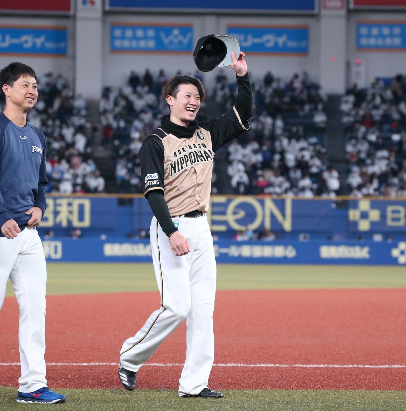 ロッテ対日本ハム　最終戦でスタンドのファンに笑顔で手を振る西川（撮影・黒川智章）